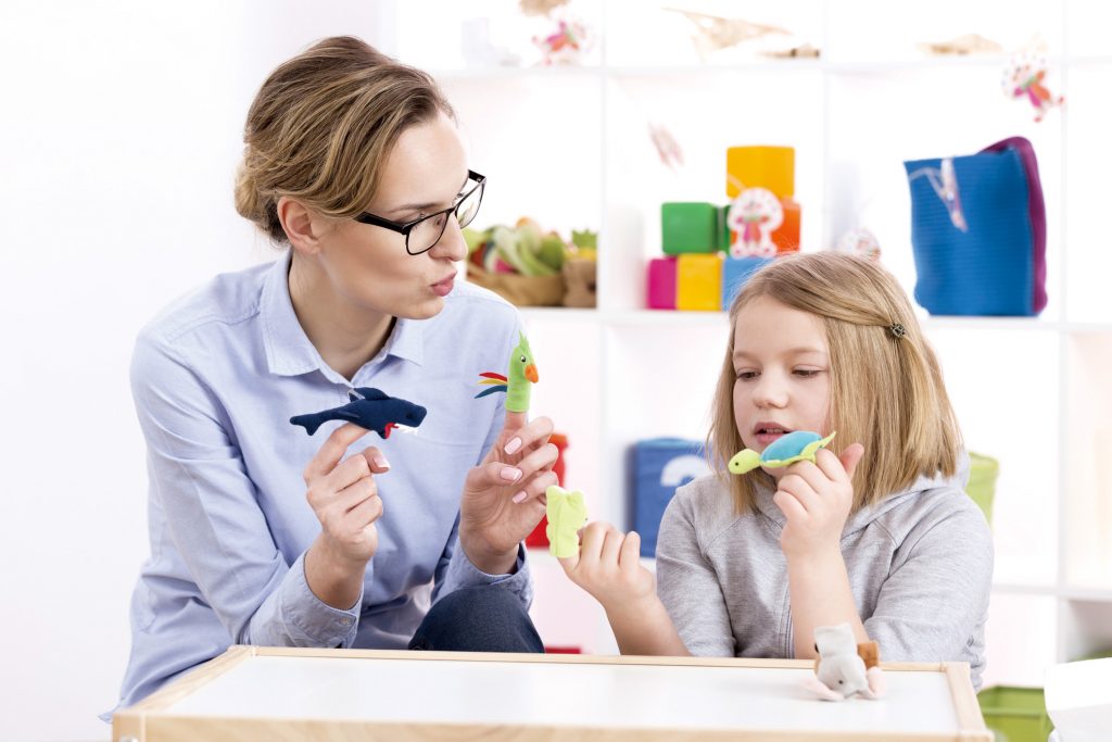 認識遊戲治療_黃巴士