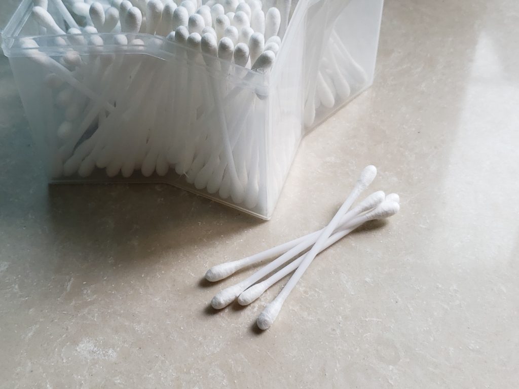 拆解5個清理耳垢常見的謬誤_黃巴士