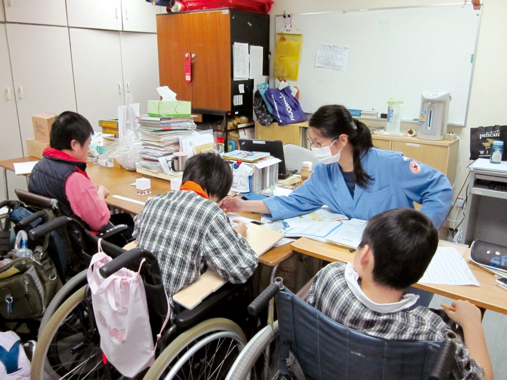 香港紅十字會醫院學校 與病童同行六十五載_黃巴士