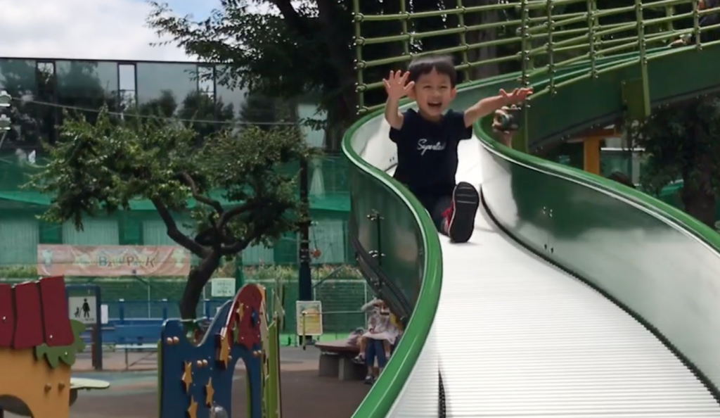 【東京親子遊】市內最方便的公園  滾筒長滑梯超級好玩_黃巴士